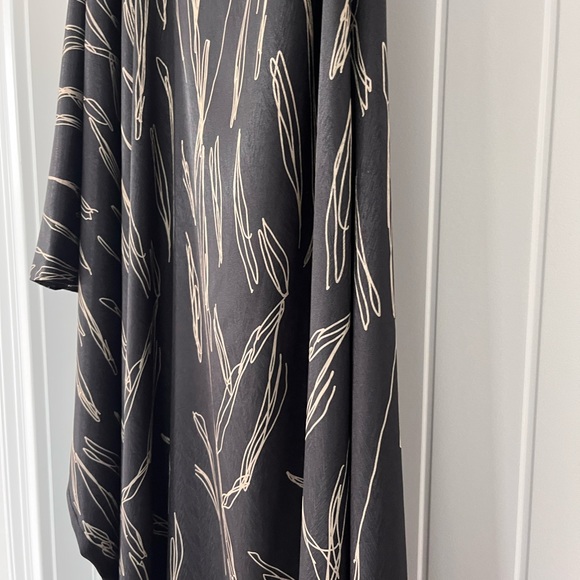 DIARRABLU Satu One-Shoulder Dress Black and Gold. - Picture 8 of 11